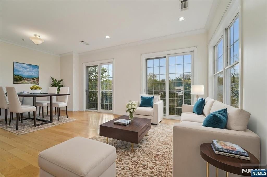 1212 The Plaza 1212 - Photo 2 of 22