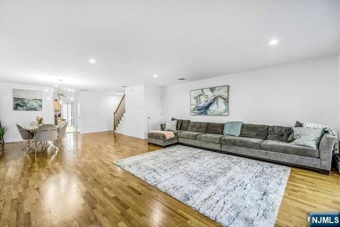 386A Park Ave - Photo 4 of 17