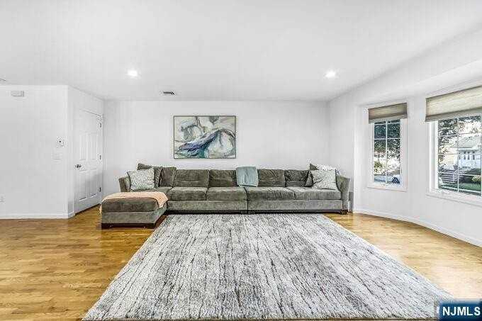 386A Park Ave - Photo 5 of 17