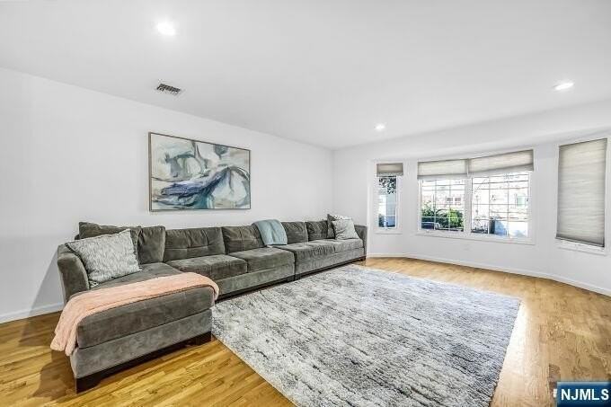 386A Park Ave - Photo 6 of 17