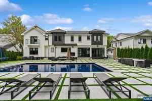 featured image of 44 Floral Ter