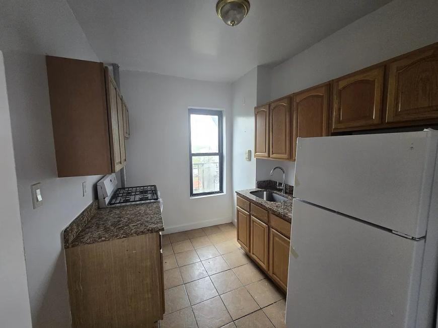 1841 Mohegan Ave - Photo 4 of 5