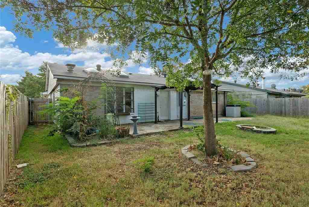 6104 Kelly Elliott Rd - Photo 2 of 25