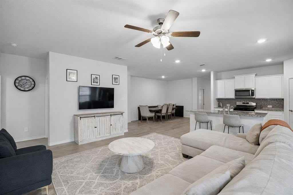 10104 Sunnyview Ln - Photo 2 of 14