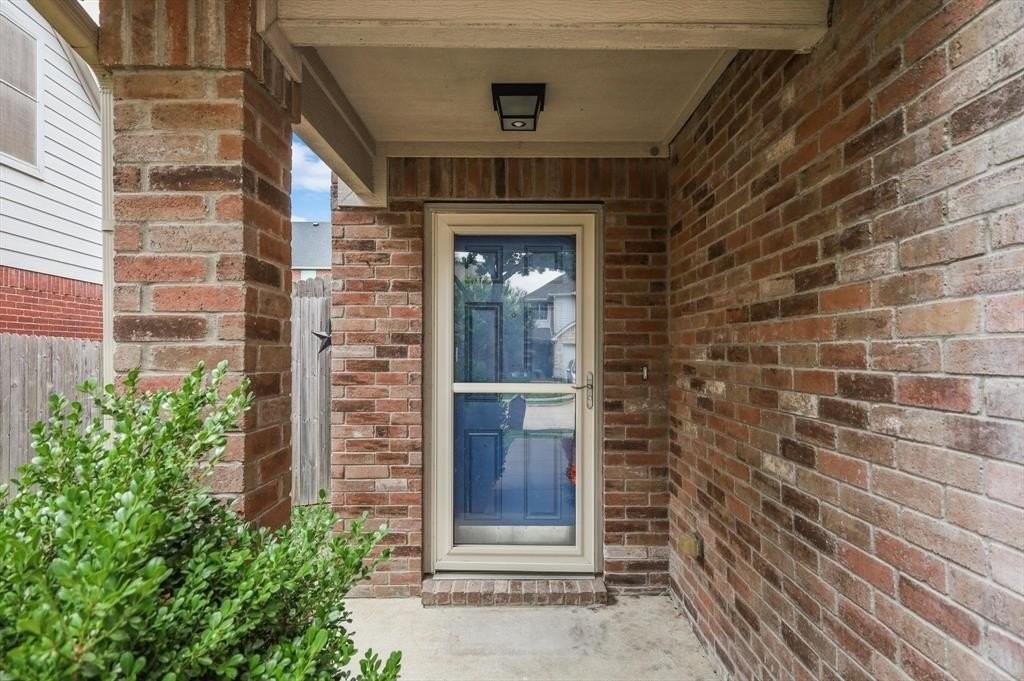 323 Stephanie St - Photo 3 of 38