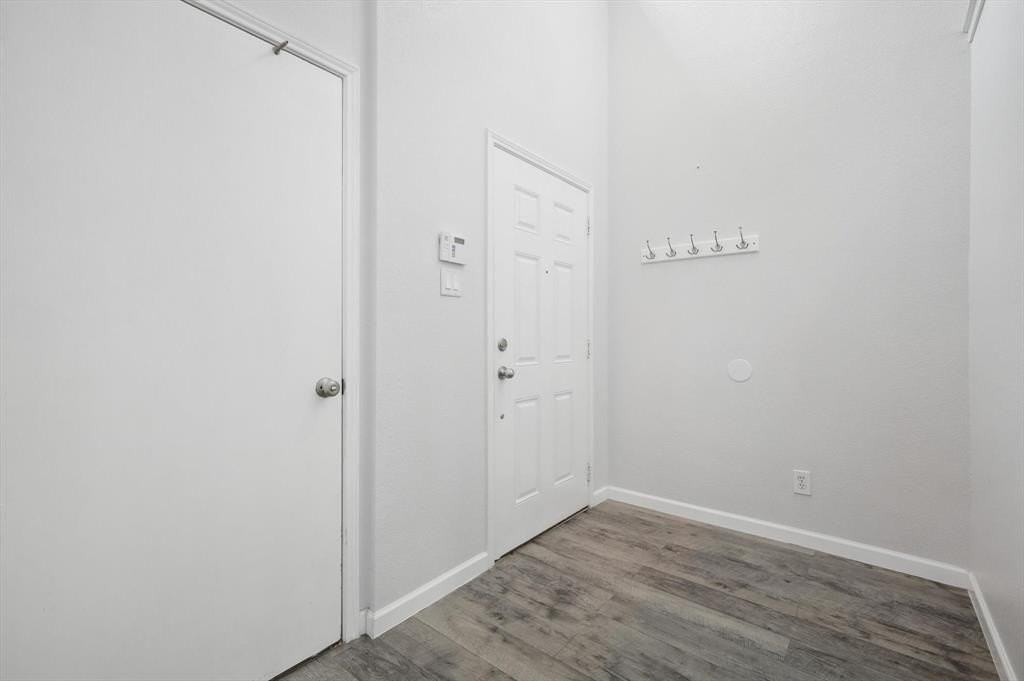 323 Stephanie St - Photo 4 of 38