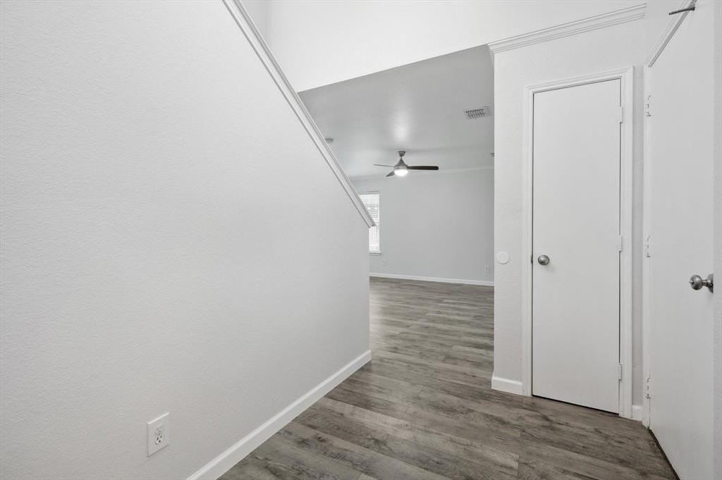 323 Stephanie St - Photo 5 of 38