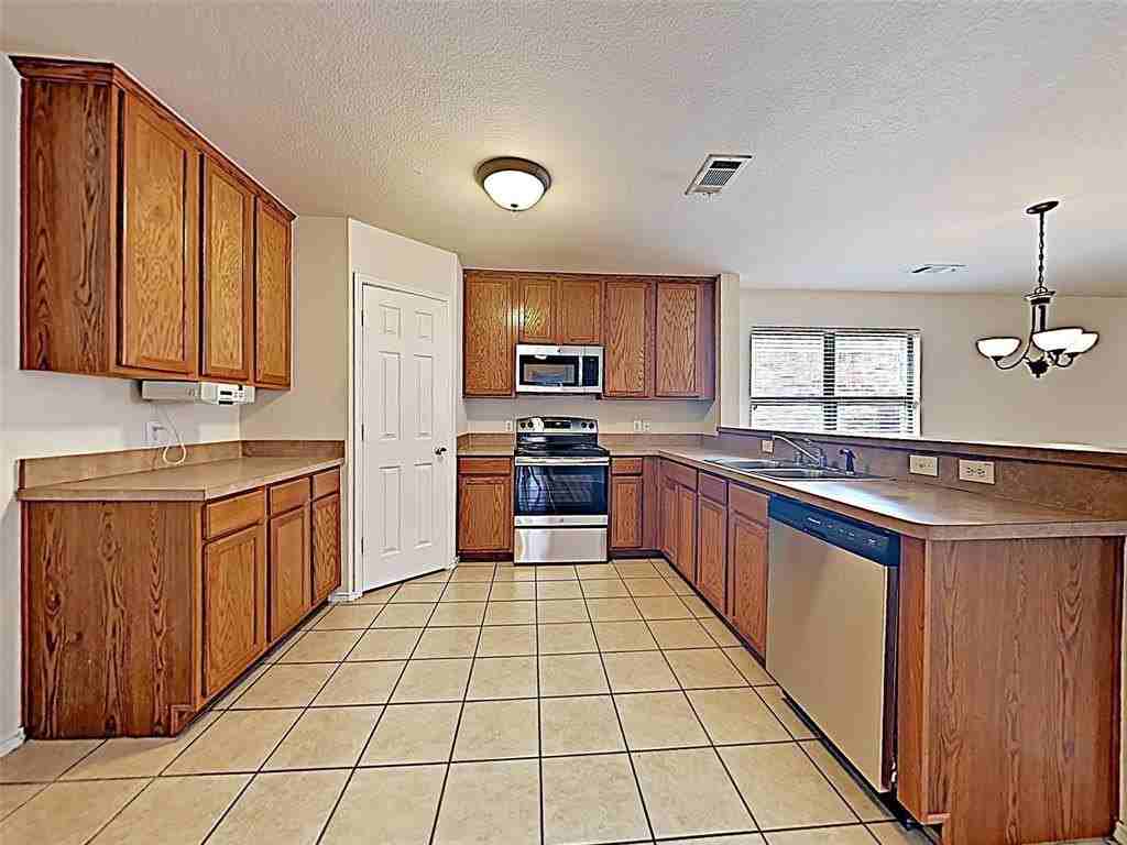 5117 Meridian Ln - Photo 4 of 12