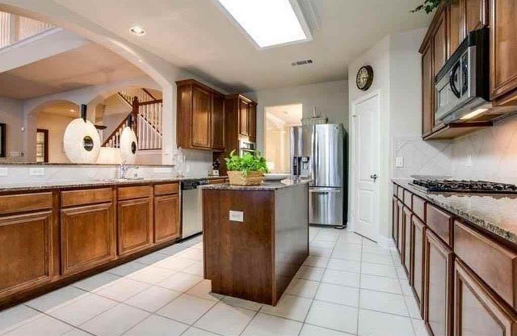 1706 Redbay Dr - Photo 3 of 6