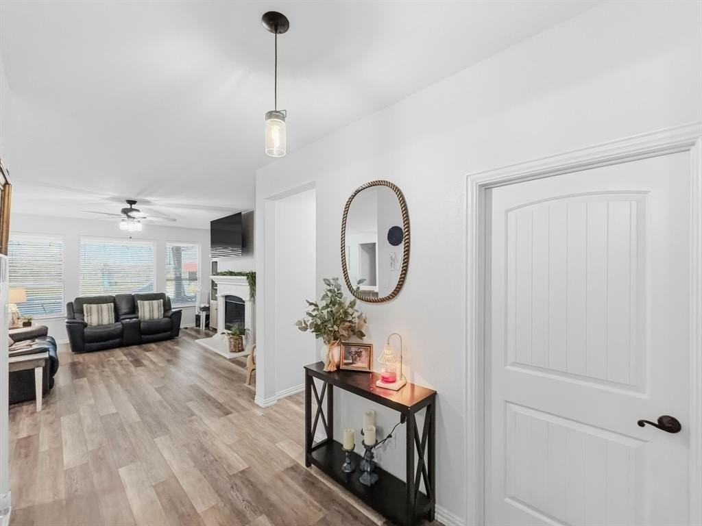 208 Crest Ln - Photo 6 of 36