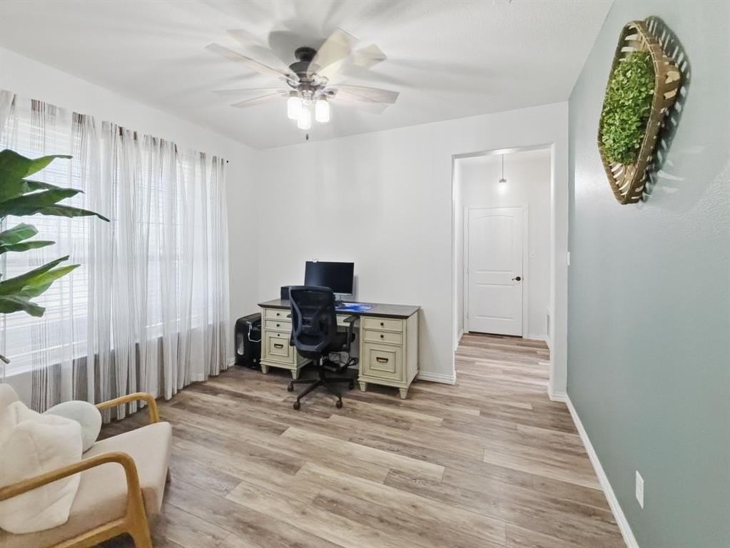 208 Crest Ln - Photo 7 of 36