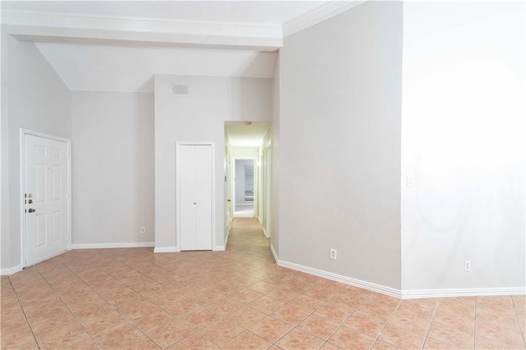 1308 Crestwood Ct - Photo 7 of 12