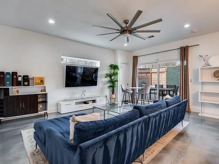 130 S Cisco St - Photo 2 of 25