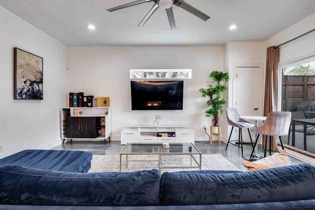 130 S Cisco St - Photo 3 of 25