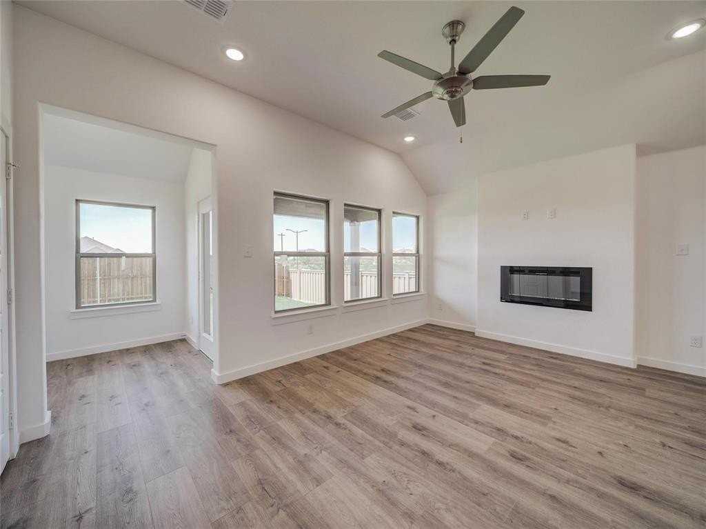 1424 Avondale Ct - Photo 4 of 36