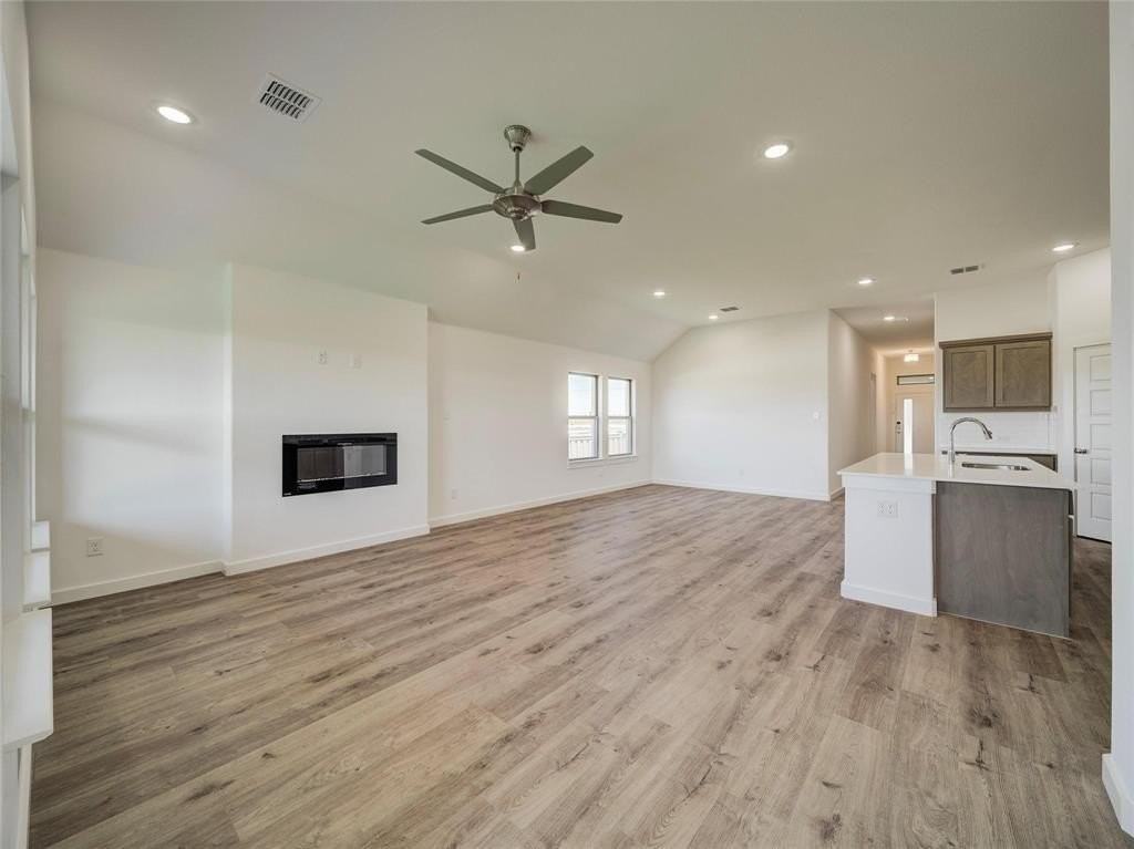 1424 Avondale Ct - Photo 5 of 36