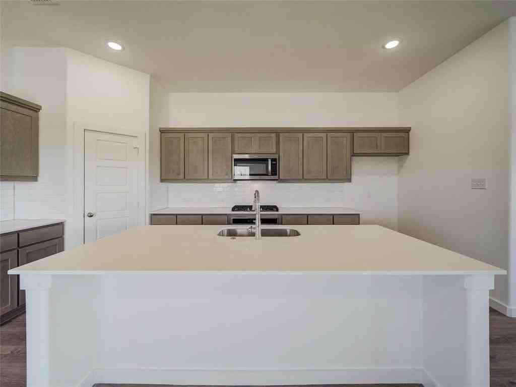 1424 Avondale Ct - Photo 7 of 36