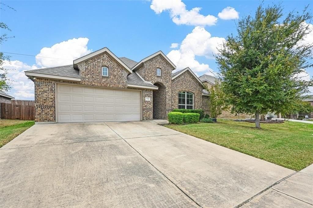 1506 Cowtown Dr - Photo 3 of 40