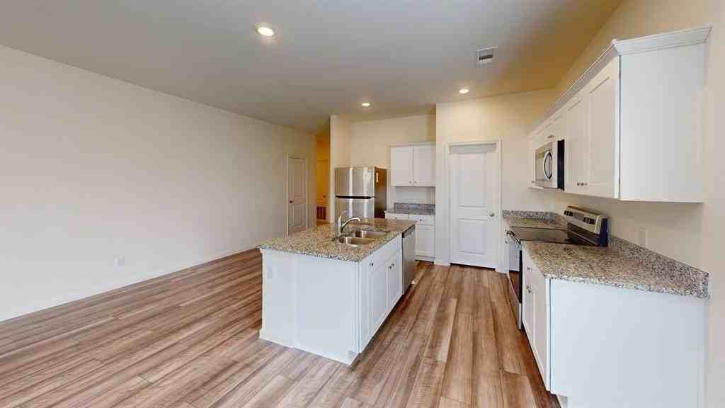 1825 Sandlin Dr - Photo 5 of 26