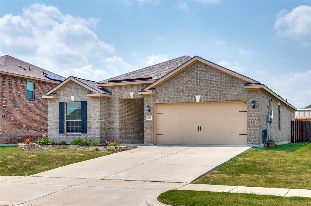 3015 Watercrest Dr - Photo 3 of 39