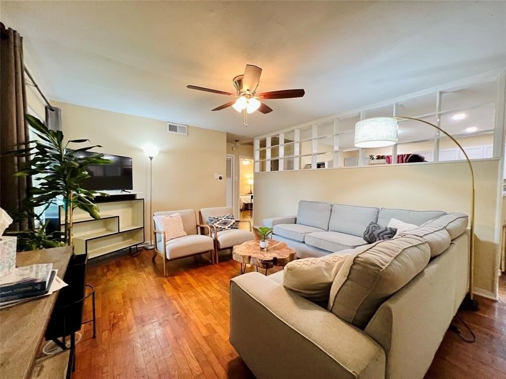 310 W 15th St - Photo 4 of 30