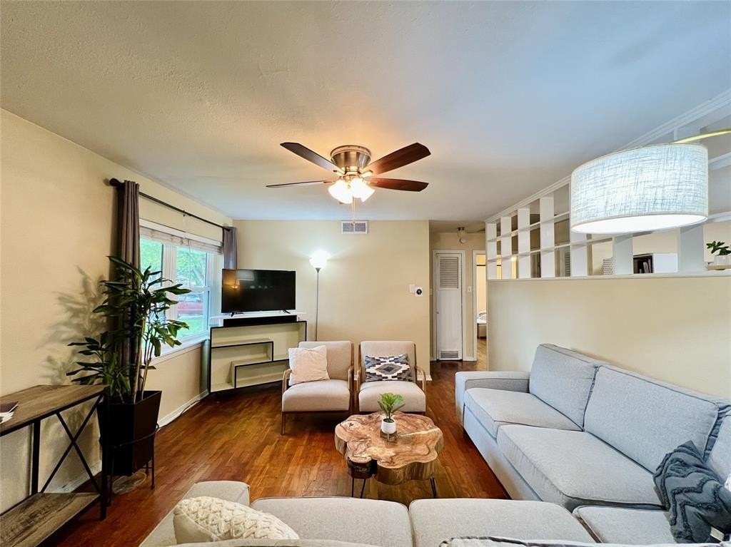 310 W 15th St - Photo 5 of 30