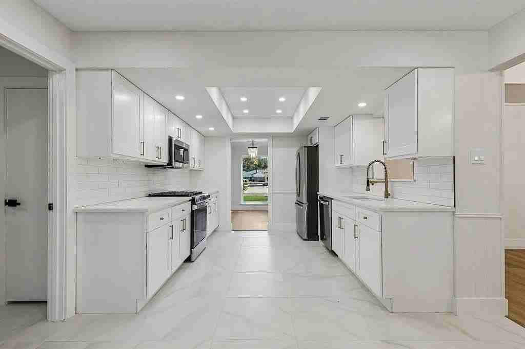 1704 Venetian Cir - Photo 4 of 16