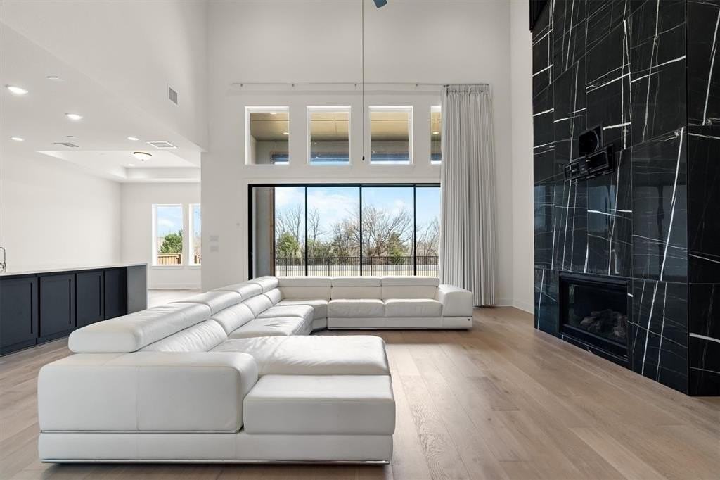 1161 Rochester Pl - Photo 5 of 39