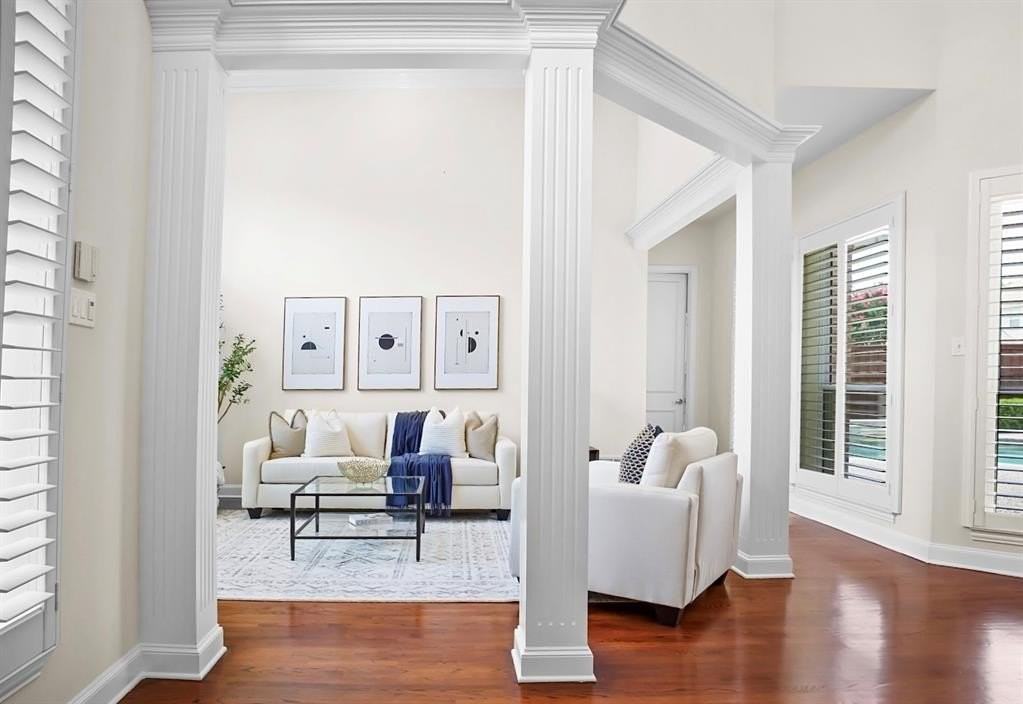 1807 Meadowcove Dr - Photo 2 of 35