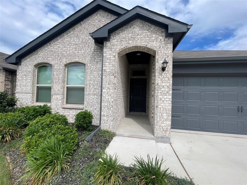 5752 Brookville Dr - Photo 2 of 26