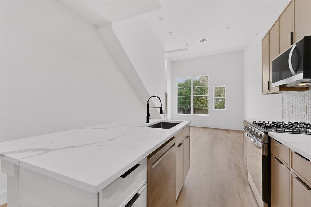 2080 Kelly Ave #109 - Photo 3 of 18