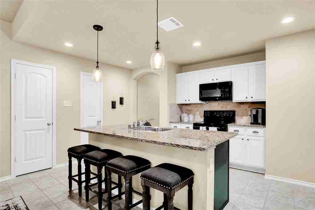 1405 Diamond Ct - Photo 3 of 34