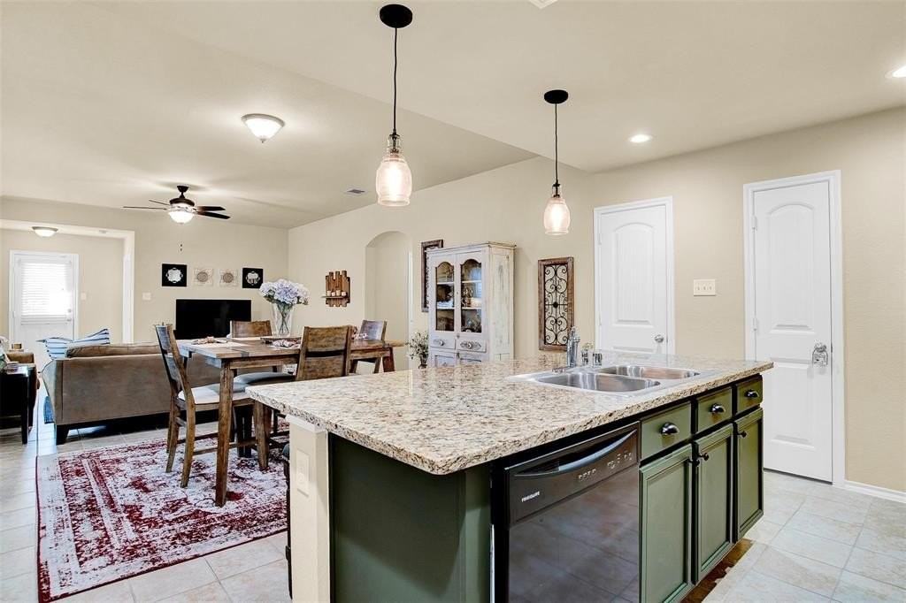 1405 Diamond Ct - Photo 4 of 34