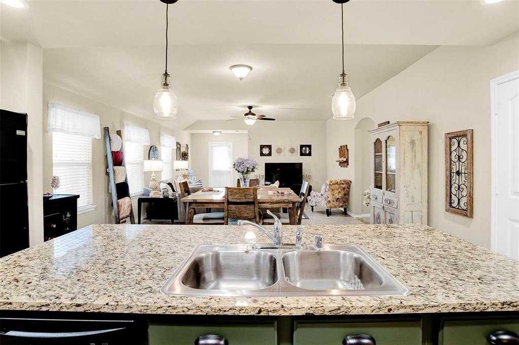 1405 Diamond Ct - Photo 5 of 34