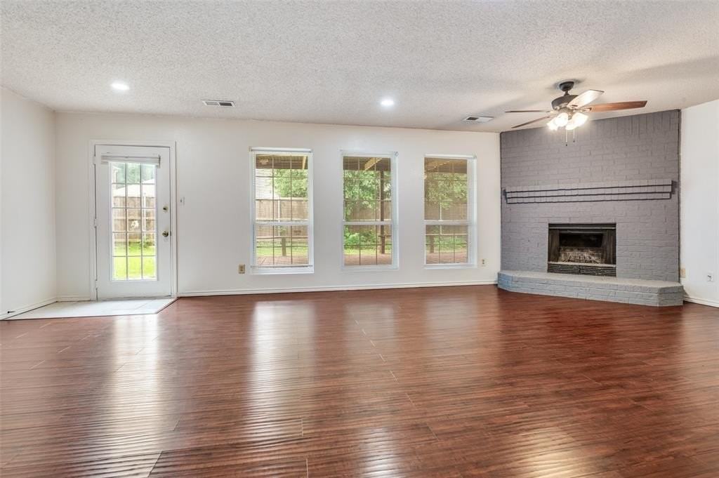 528 Lester St - Photo 3 of 25