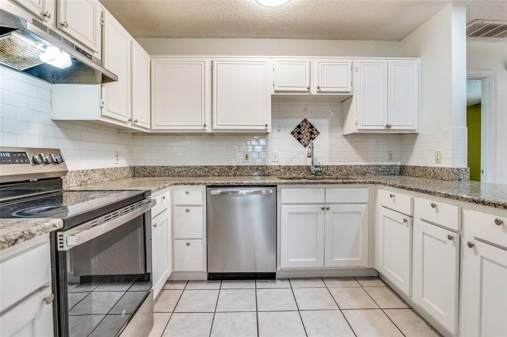 528 Lester St - Photo 7 of 25