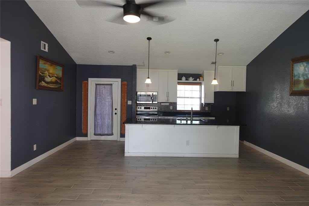 7009 Shadow Bend Dr - Photo 3 of 8