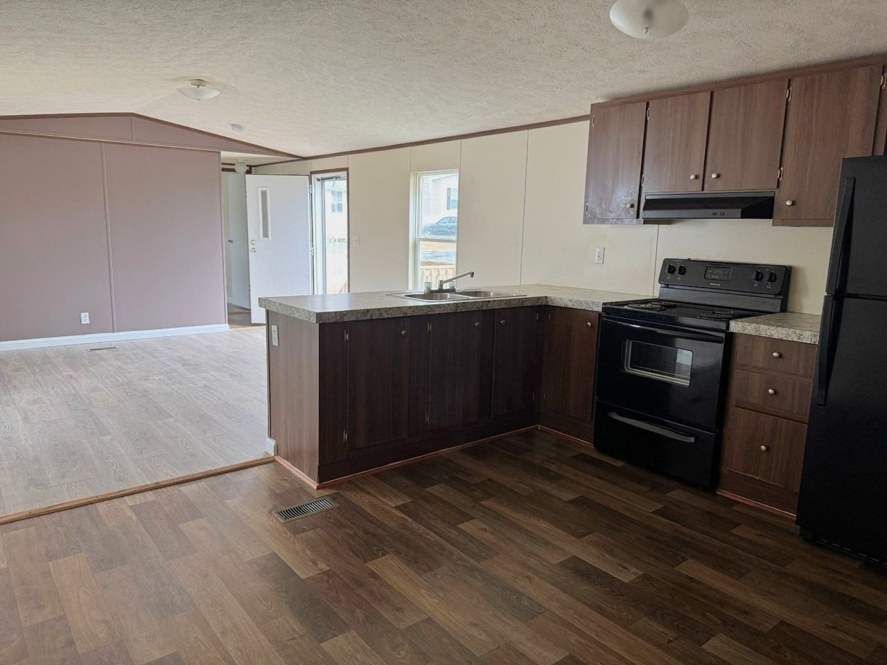 565 Travis Way - Photo 2 of 11