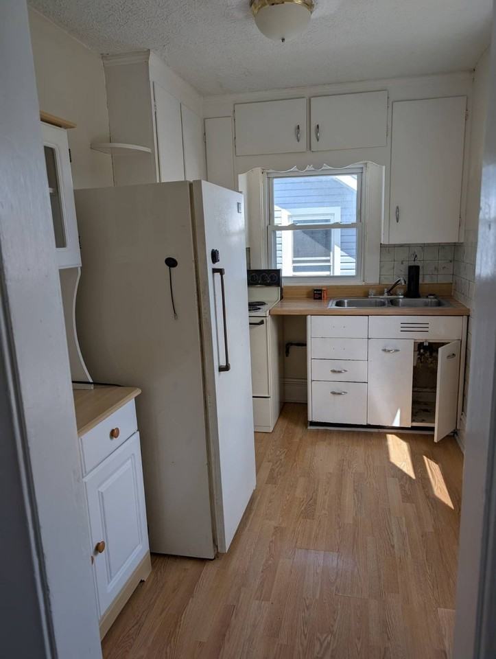 1351 S Seneca Ave - Photo 2 of 3