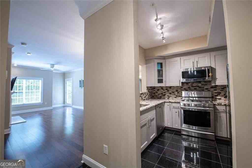 3275 Lenox Rd Ne - Photo 4 of 32