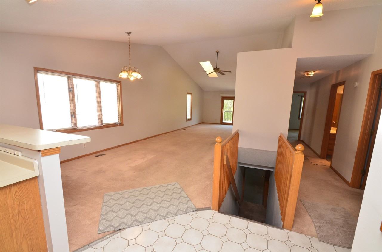 1237 Woodcreek Bnd - Photo 4 of 28