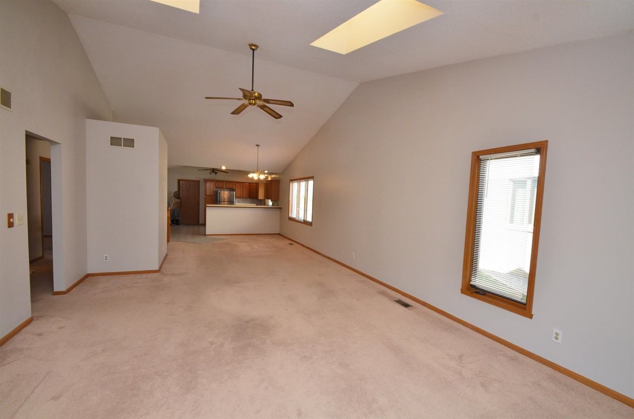 1237 Woodcreek Bnd - Photo 7 of 28