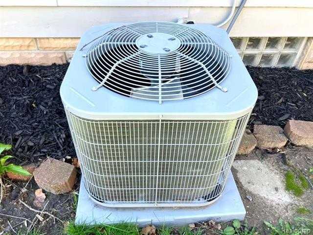 1517 E Chesterfield St - Photo 6 of 27