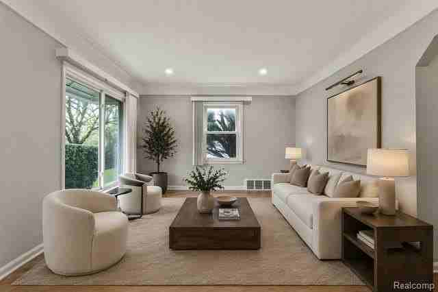 3323 Ellwood Ave - Photo 2 of 22