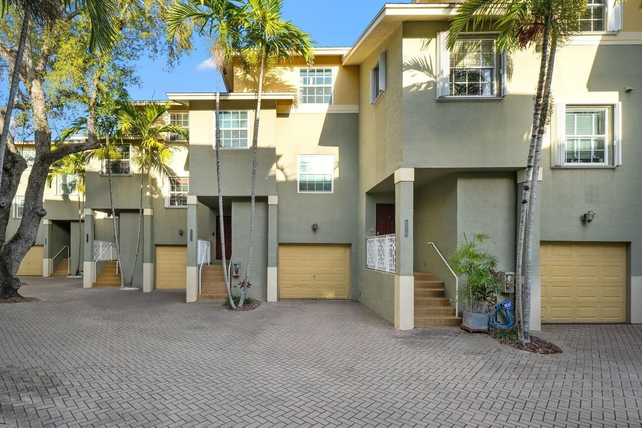 1213 Tequesta St - Photo 2 of 26