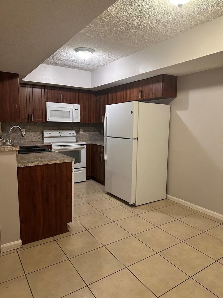 5590 Nw 61st St #803 - Photo 4 of 35