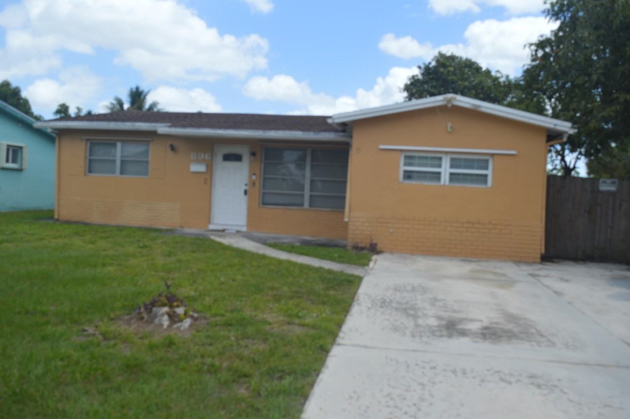 896 Sw 64th Ter - Photo 2 of 42