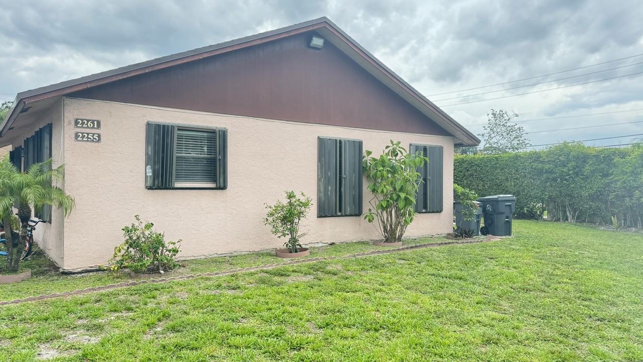 2255 Ida Way - Photo 3 of 14