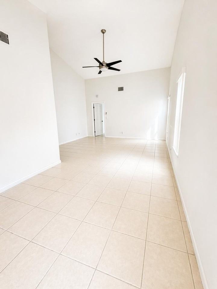 8889 Se Hobe Ridge Ave - Photo 4 of 11