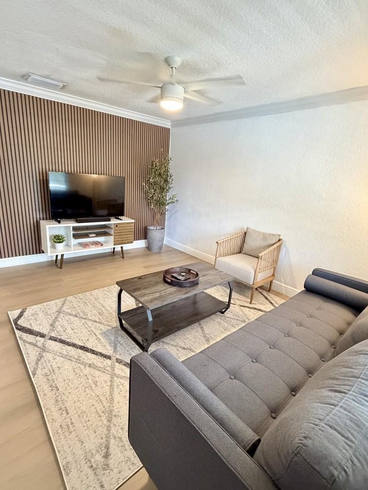 1460 Ne 18th St #211 - Photo 3 of 14